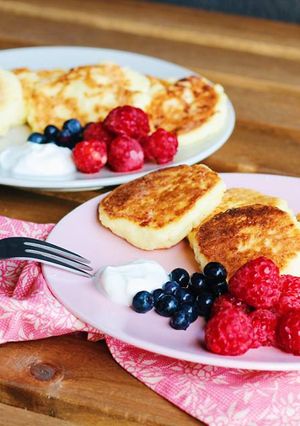 A picture of “Syrnyky” ukrainian cottage cheese pancakes.