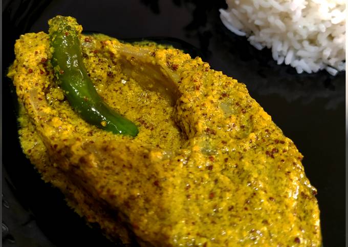 "Sorshe ilish Bhappa"(steamed hilsa with mustard sauce)