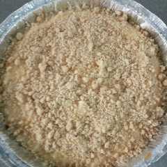 A picture of Cheesecake with crumbles.
