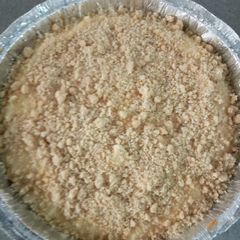 A picture of Cheesecake with crumbles.