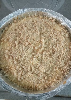A picture of Cheesecake with crumbles.