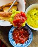 Rìa bánh pizza chấm sốt sa tế ít cay và bơ dằm