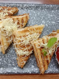 पोटैटो ग्रिल्ड सैंडविच (Potato grilled sandwich recipe in hindi) रेसिपी मुख्य फोटो