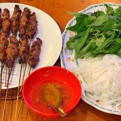 A picture of Chargrilled pork neck with vermicelli noodles.