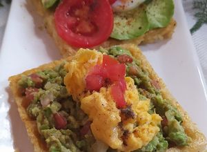 Una foto de Wafles De Arroz Y Palta / Estilo Avocado Toast