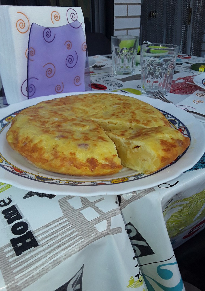 Una foto de Tortilla de patata y salchicha