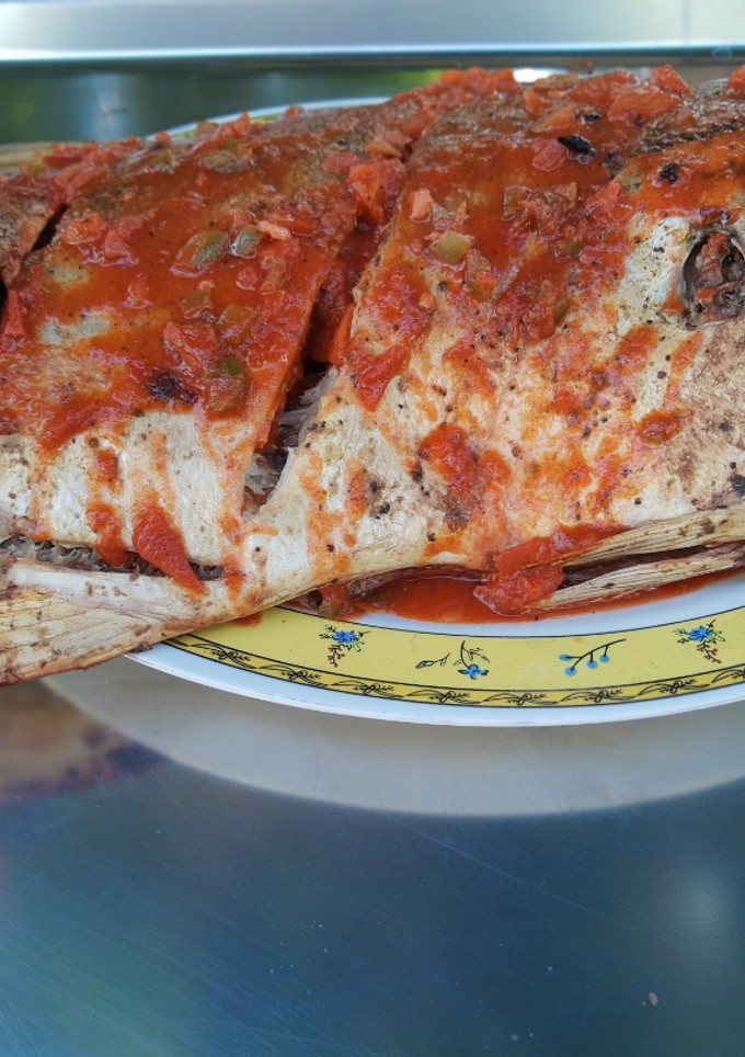 Una foto de Pescado asado al carbón