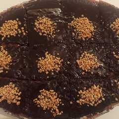 Una foto de Basbousa de chocolate (bizcocho de sémola)
