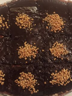 Una foto de Basbousa de chocolate (bizcocho de sémola)