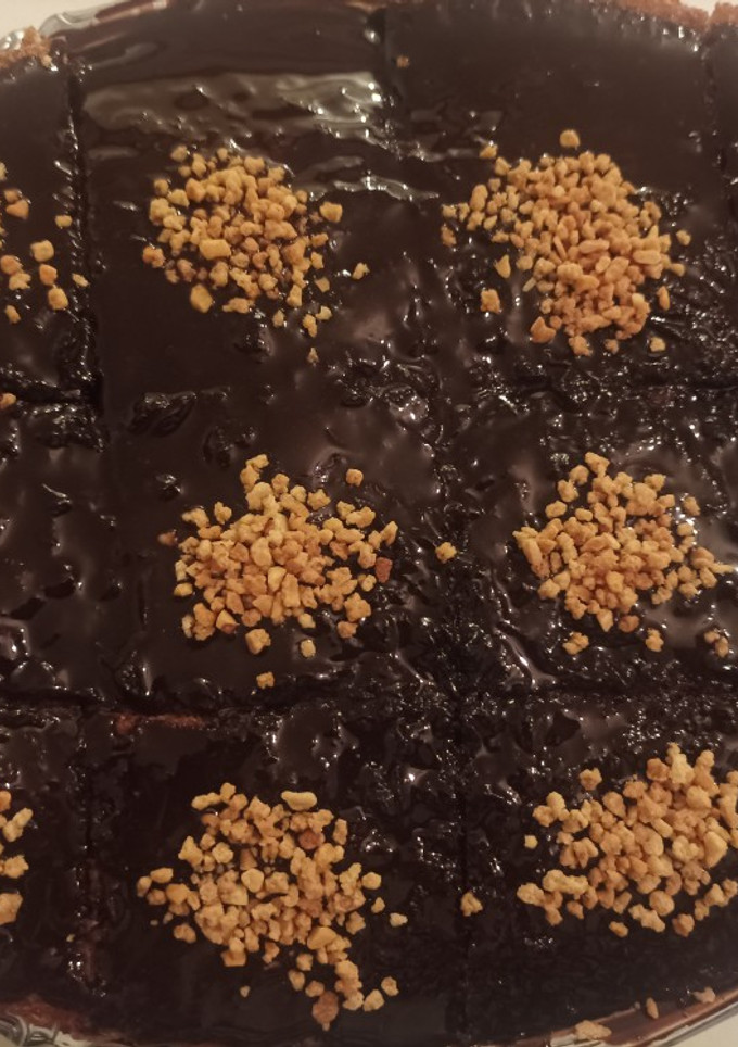 Una foto de Basbousa de chocolate (bizcocho de sémola)