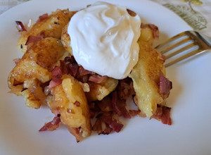 Ganca, gánica, dödölle pirított hagymával, fekete erdei sonkával, tejföllel recept fotója