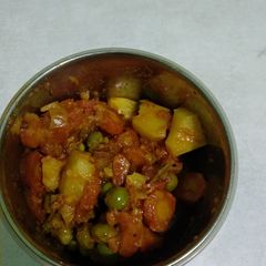 A picture of Aloo gajar matar vegetable.