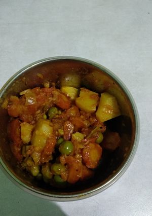 A picture of Aloo gajar matar vegetable.