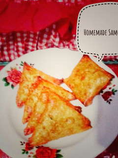 A picture of Homemade Noodle-Meat Samosa.