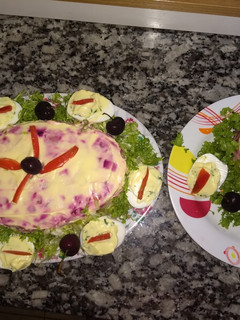 Una foto de Ensalada rusa con huevos rellenos🥗