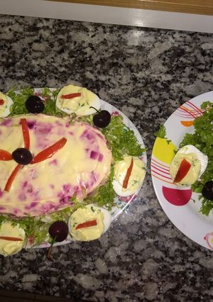 Una foto de Ensalada rusa con huevos rellenos🥗