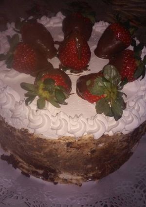 Una foto de Torta de Frutillas 😀🍰🍓🍫
