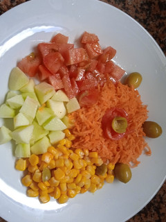 Una foto de Ensalada primaveral 🍎🌽🥕🫒🍅🌽🥕🫒🍅🌽🥕🫒