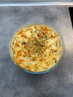 Sajttal sült édesburgonya húsraguval recept fotója