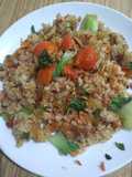 Nasi goreng wortel dengan fishroll