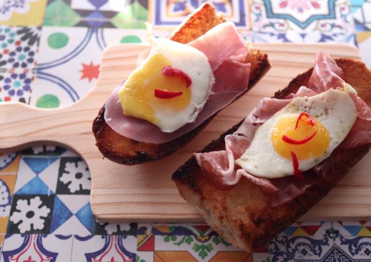 Bruschette with ham and quail eggs