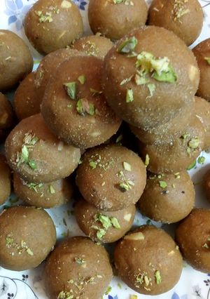 A picture of Wheat flour ladoo.