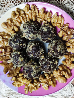 வால்நட் டேட்ஸ் லட்டு (Walnut dates laddu recipe in tamil) செய்முறை முக்கிய புகைப்படம்