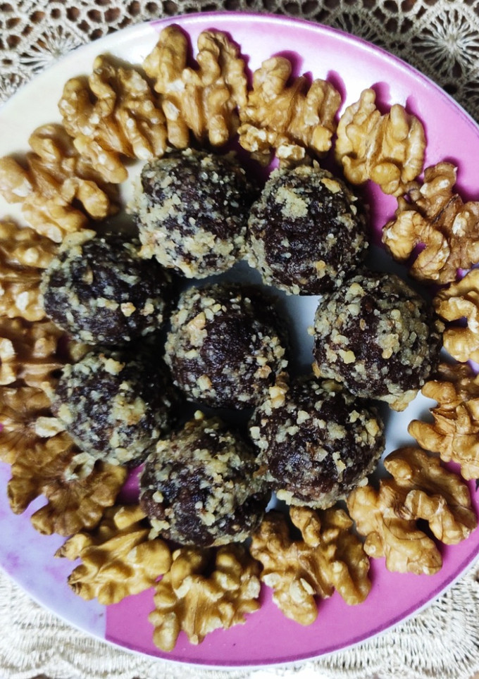 வால்நட் டேட்ஸ் லட்டு (Walnut dates laddu recipe in tamil) செய்முறை முக்கிய புகைப்படம்