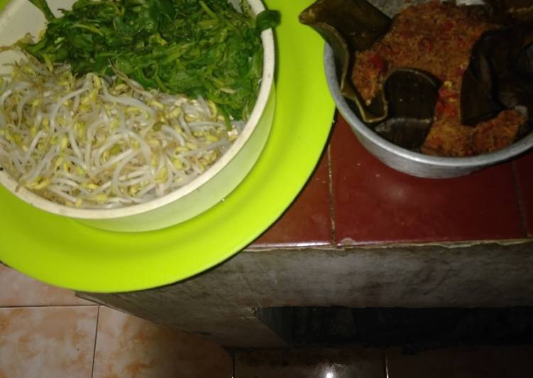 Langkah Mudah untuk Menyiapkan Urap selada air, Enak Banget