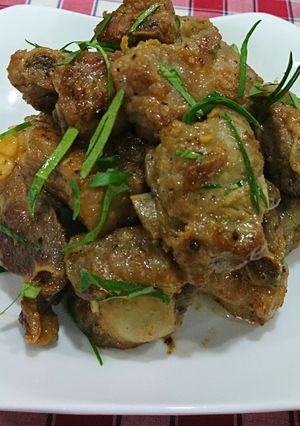 Hình của món Sườn non rim lá chanh.