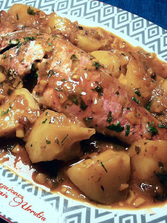 Una foto de Salmonete con patatas, en salsa thai y azafrán