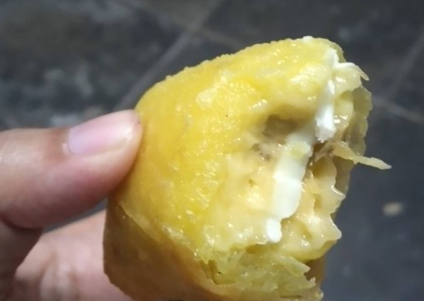 Lumpia Pisang Keju / Banana and Cheese Rolls