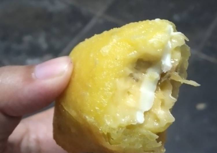 Recipe of Speedy Lumpia Pisang Keju / Banana and Cheese Rolls