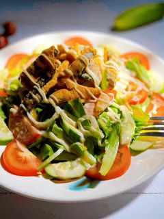 Hình của món Salad trộn da cá hồi.