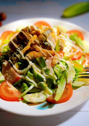 Hình của món Salad trộn da cá hồi.