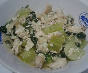 Praktis Menyajikan Oseng pokcoy ayam Praktis Enak