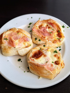 Una foto de Canastitas de jamón, queso y huevo