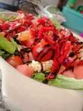 Ensalada de frutas con salsa agridulce de frambuesa y miel