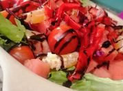 Una foto de ensalada de repollo morado mostaza