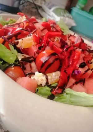 Una foto de Ensalada de frutas con salsa agridulce de frambuesa y miel
