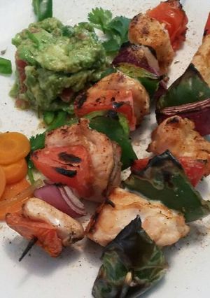 Una foto de Brochetas de pollo al cajún