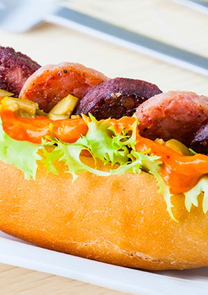 Una foto de Bocadillo de morcilla con Salsa Brava