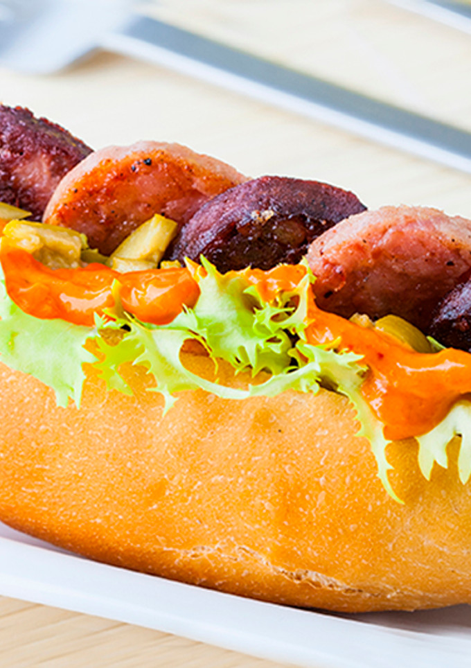 Una foto de Bocadillo de morcilla con Salsa Brava