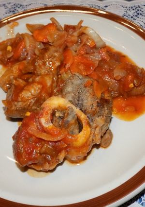 Una foto de Osobuco con zanahoria, cebolla y tomate
