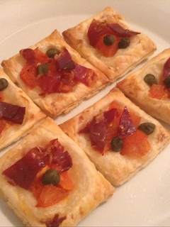 Una foto de Mini hojaldres ibéricos