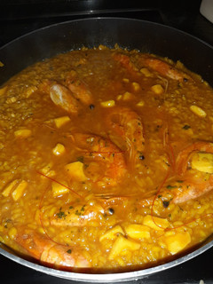 Una foto de 🍚 Arroz caldoso con langostinos 🦐 y calamar 🦑