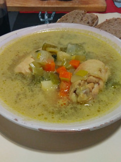 Una foto de Sopa de pollo con verduras, leche de coco y curry