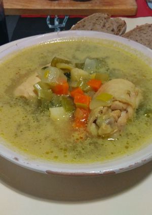 Foto principal de Sopa de pollo con verduras, leche de coco y curry