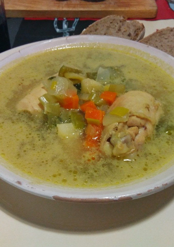 Una foto de Sopa de pollo con verduras, leche de coco y curry