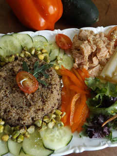 Una foto de Fuente de quinoa con vegetales